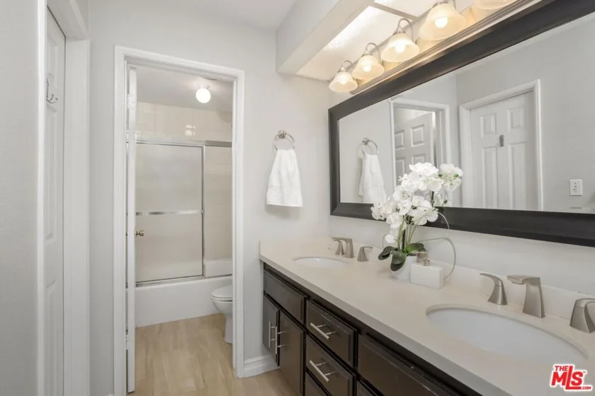 15231 Magnolia Boulevard #114 photo 14