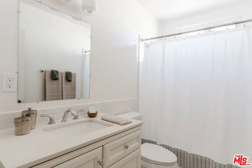 2021 Hillhurst Avenue #8 photo 15