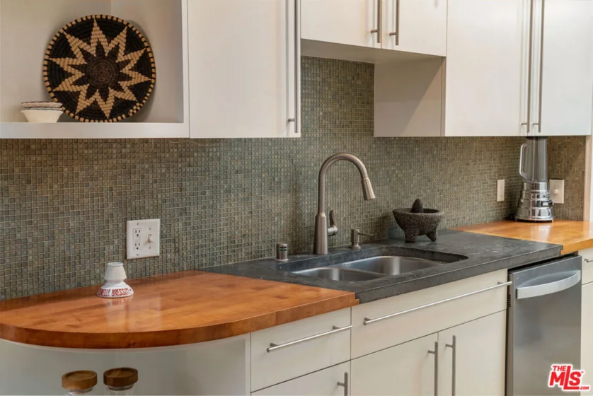 1133 N Clark Street #103 photo 9