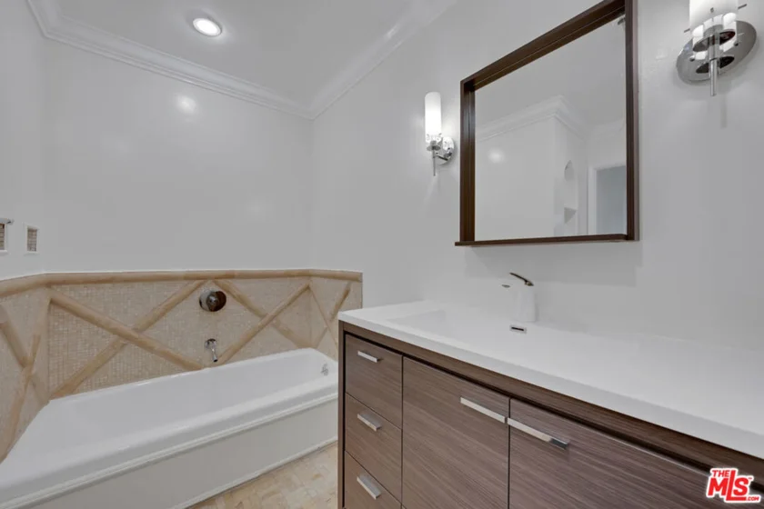 121 S Hope Street #429 photo 16