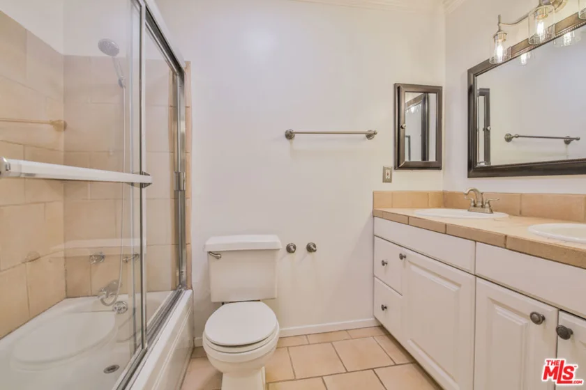 625 N Flores Street #102 photo 27