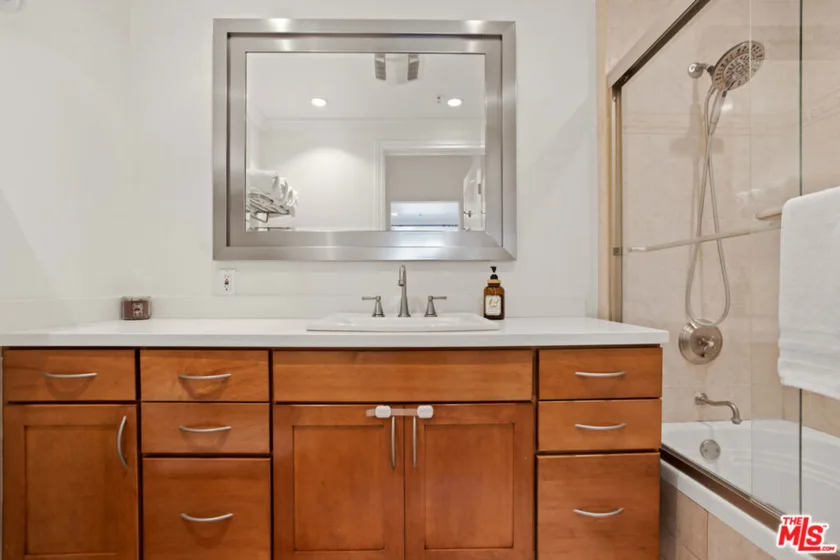1426 N Laurel Avenue #110 photo 25