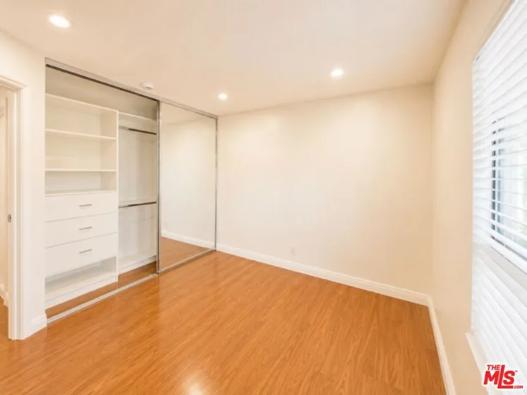5009 Woodman Avenue #202 photo 20