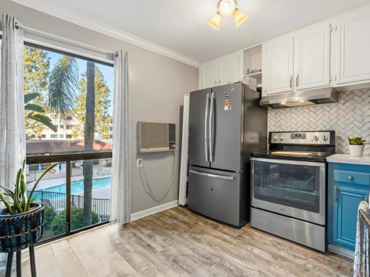 6924 Hyde Park #220 photo 5