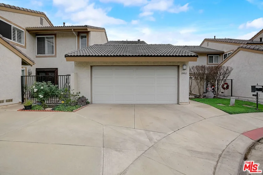 8482 Oakstone Circle photo 1