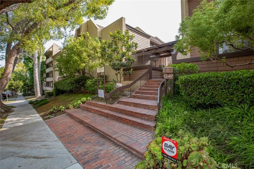 1349 N Columbus #16 photo 1