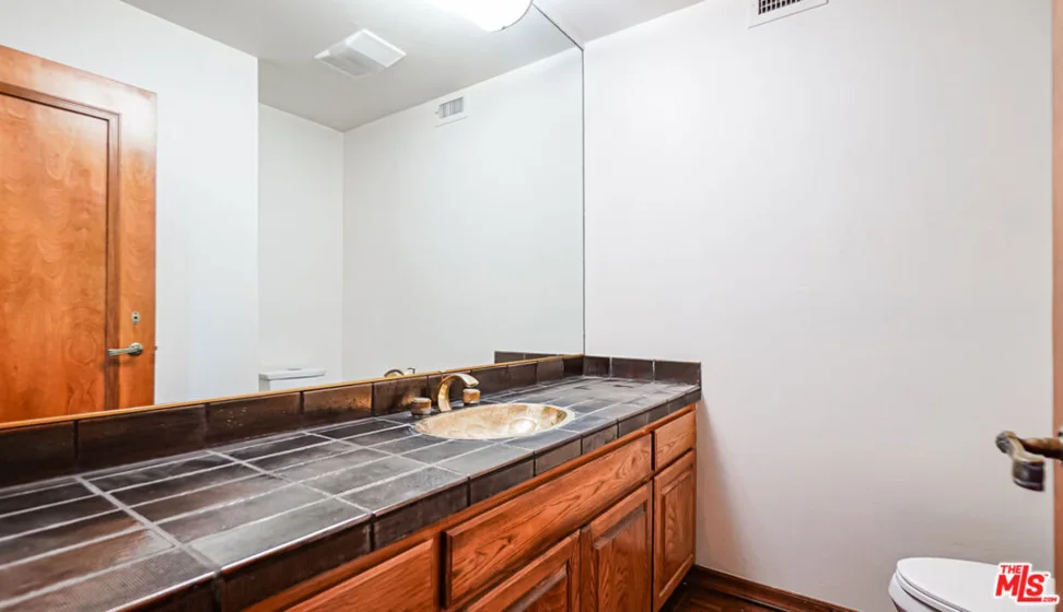 1220 Roxbury Drive #302 photo 15