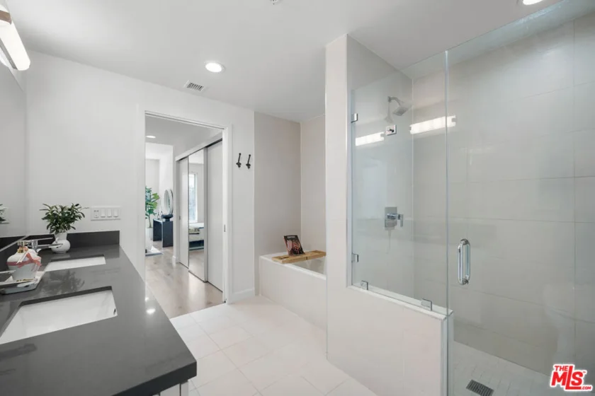 105 S Mariposa Avenue #204 photo 46