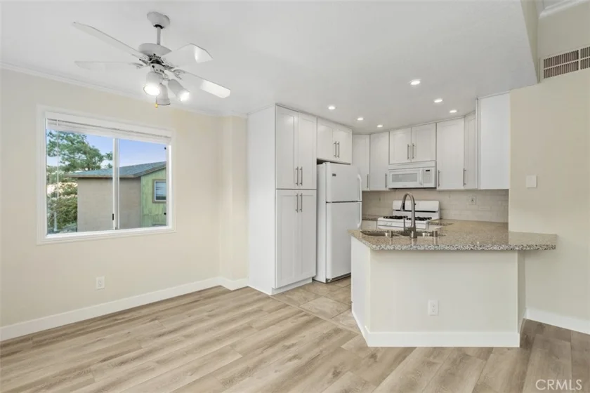 2576 Avenida Del Vista #204 photo 7