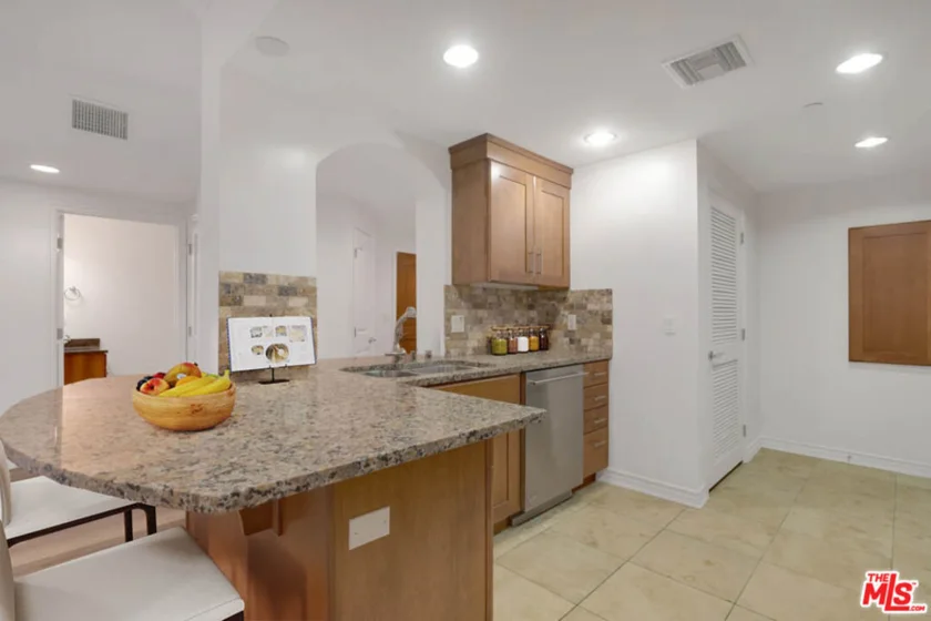 423 Arnaz Drive #102 photo 32