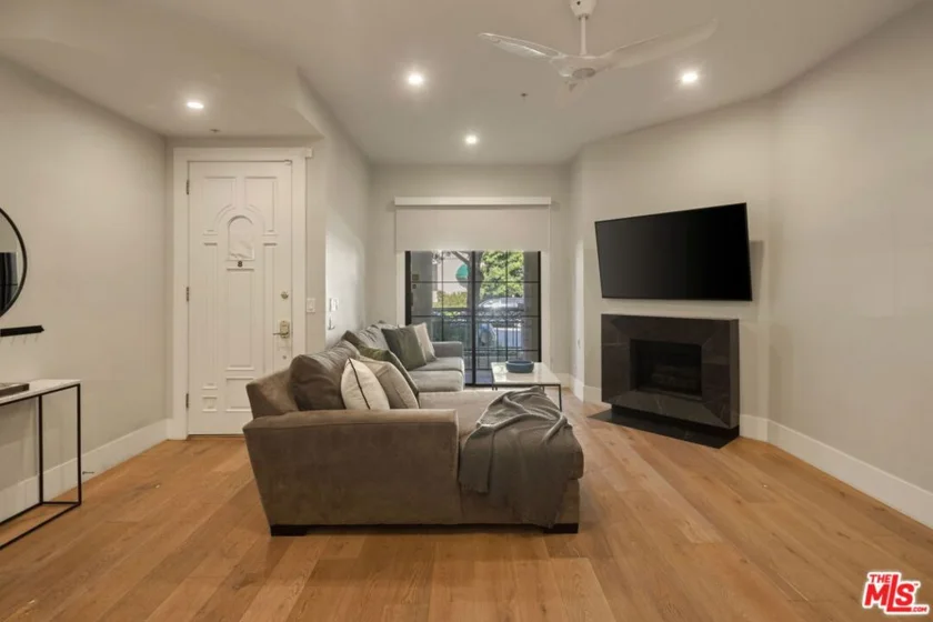241 S Lasky Drive photo 3