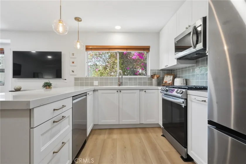 2147 N Beachwood #4 photo 27