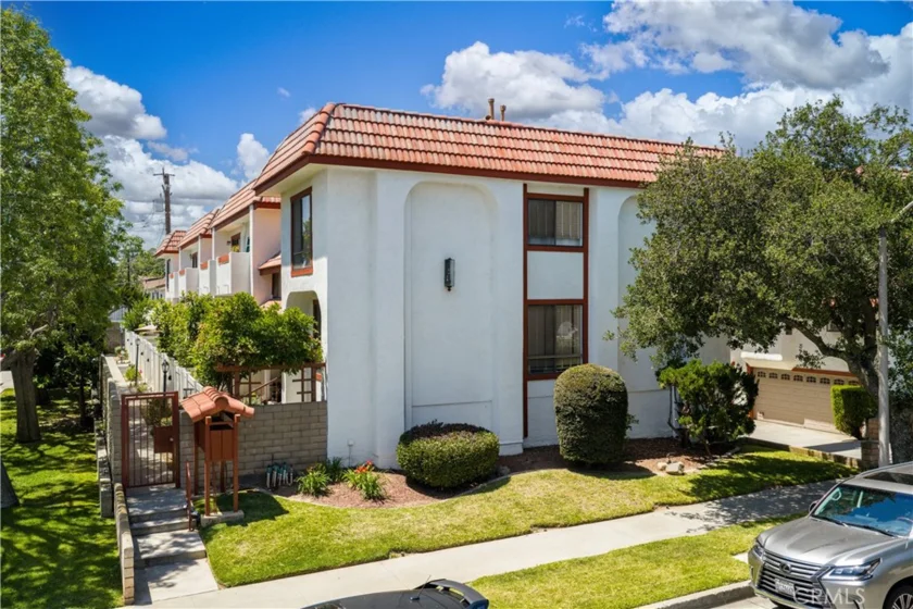511 N Curtis #F photo 1