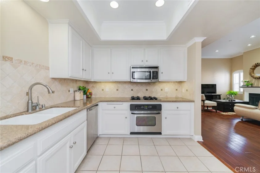 610 S Wilton Place #402 photo 3
