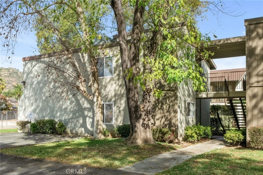 2536 White Oak Place #5 photo 1