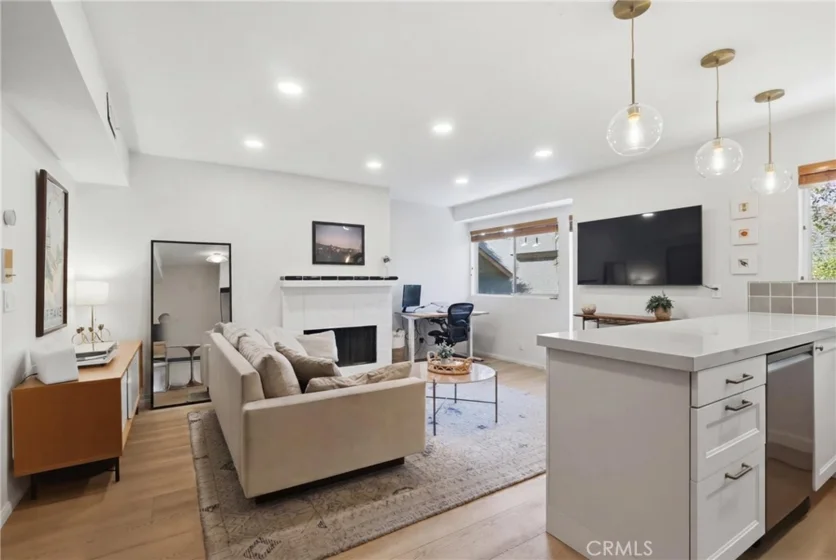 2147 N Beachwood #4 photo 4