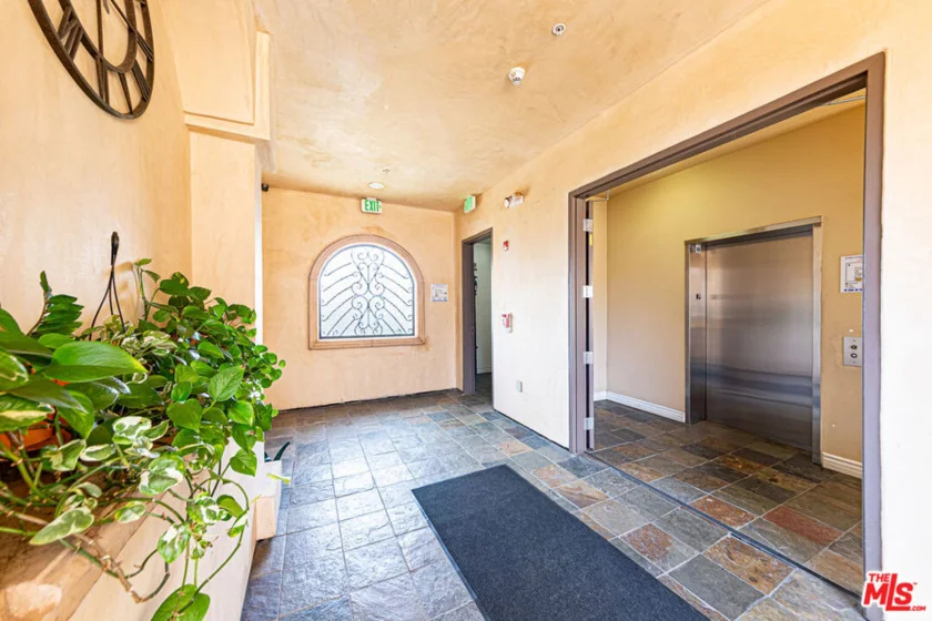 5057 Maplewood Avenue #PH4 photo 2