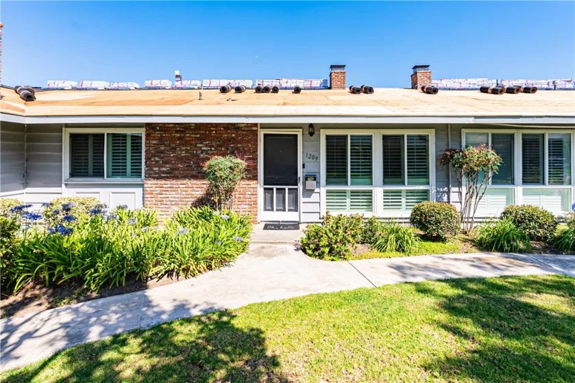 1209 E 1st Street photo 1