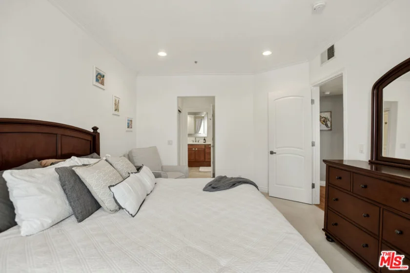 1426 N Laurel Avenue #110 photo 24