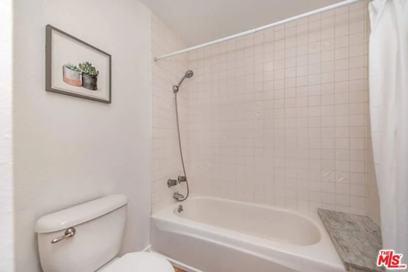 5139 Balboa Boulevard #203 photo 18