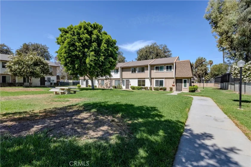 3485 Columbia photo 1