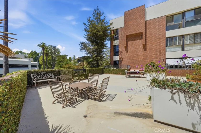 4477 Wilshire photo 36