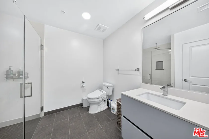 820 S Wilton Place #201 photo 15