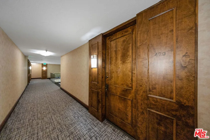 121 S Hope Street #429 photo 29