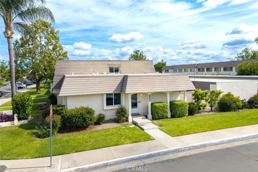 9692 Bloomfield photo 1