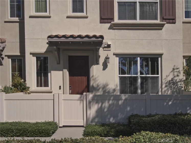 1581 E Lincoln photo 2