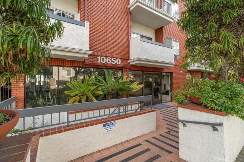 10650 Kinnard #302 photo 1