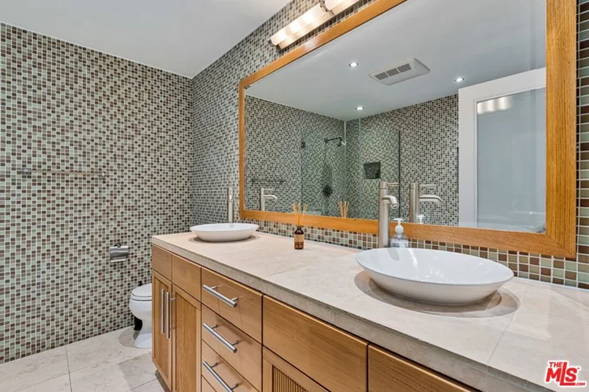 1129 Larrabee Street #8 photo 22