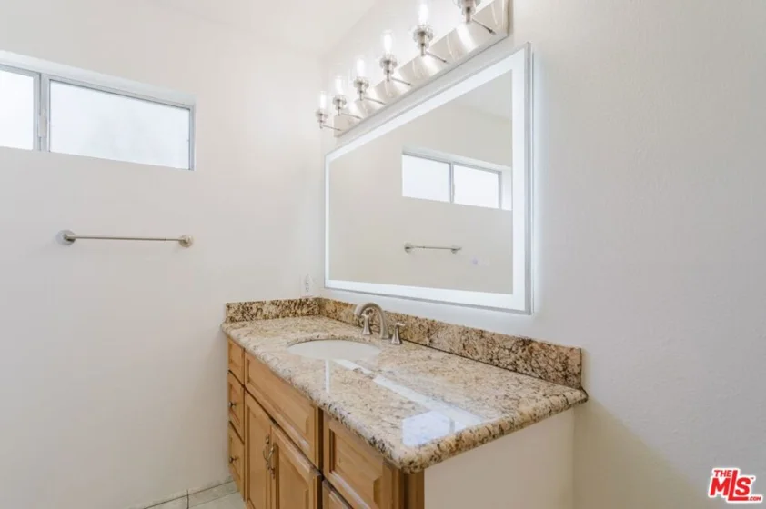 14980 Victory Boulevard #201 photo 18