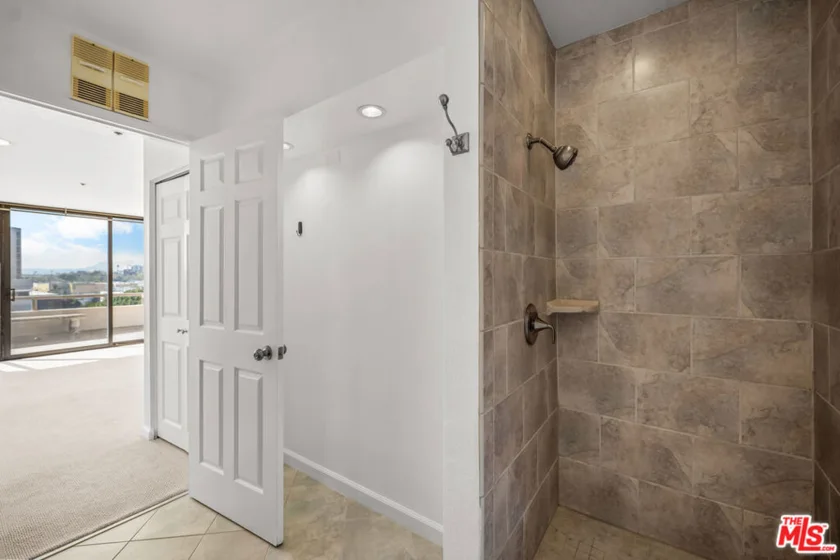 121 S Hope Street #518 photo 16