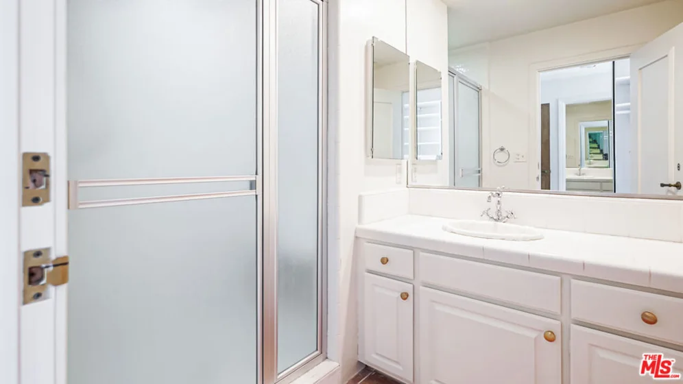 1220 Roxbury Drive #302 photo 33