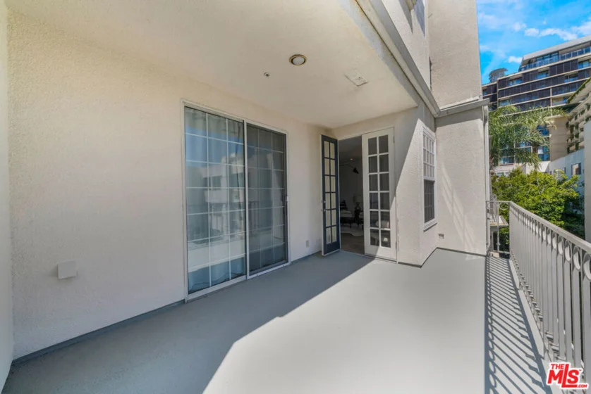 960 N Doheny Drive #301 photo 37