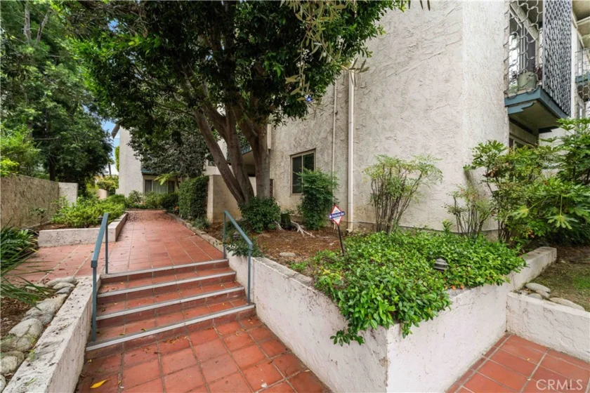 985 E California Boulevard photo 25