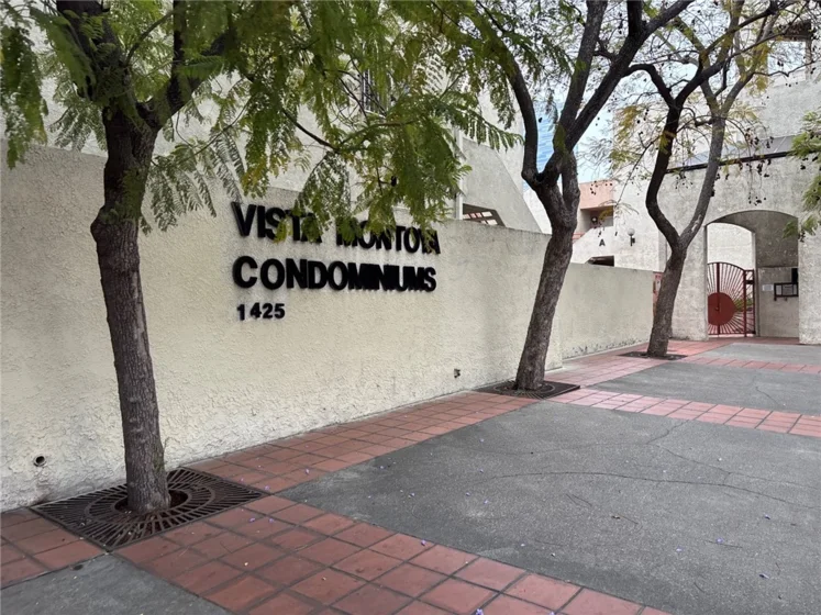 1118 Valencia photo 1