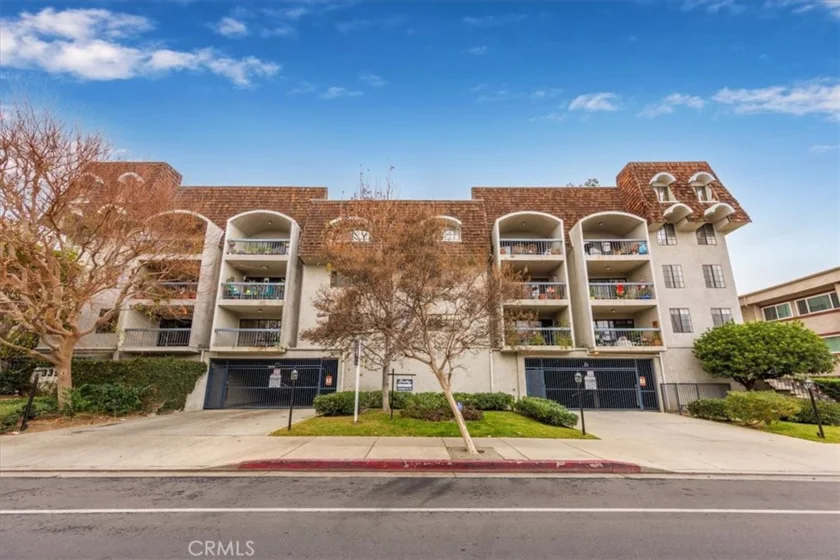 5339 Lindley Unit 207 photo 1