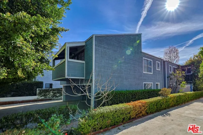 12416 Moorpark Street #D photo 1