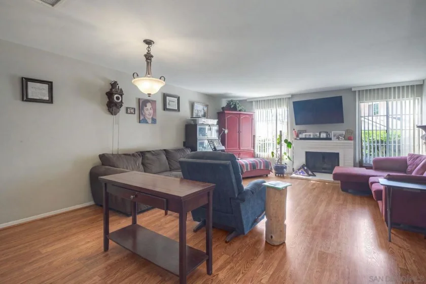 2885 Sanford Lane photo 4