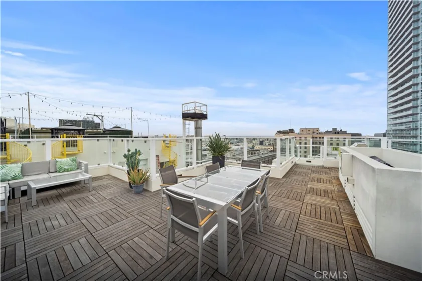 939 S Broadway photo 21