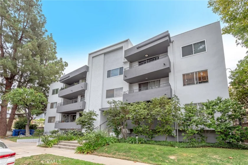 16012 Moorpark photo 2
