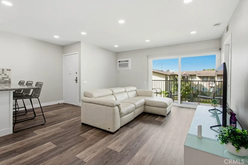 1860 W Glenoaks #L photo 5