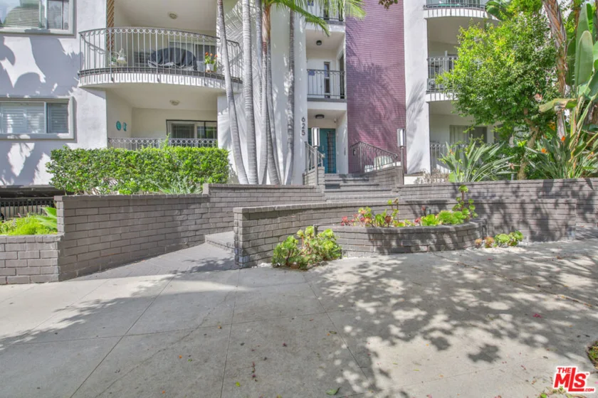 625 N Flores Street #102 photo 35