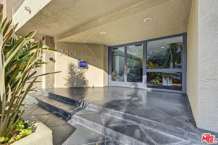 740 N Kings Road #314 photo 2
