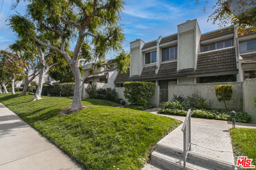 11868 Moorpark Street #D photo 1