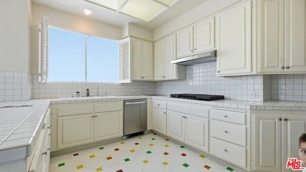 1220 Roxbury Drive #302 photo 7