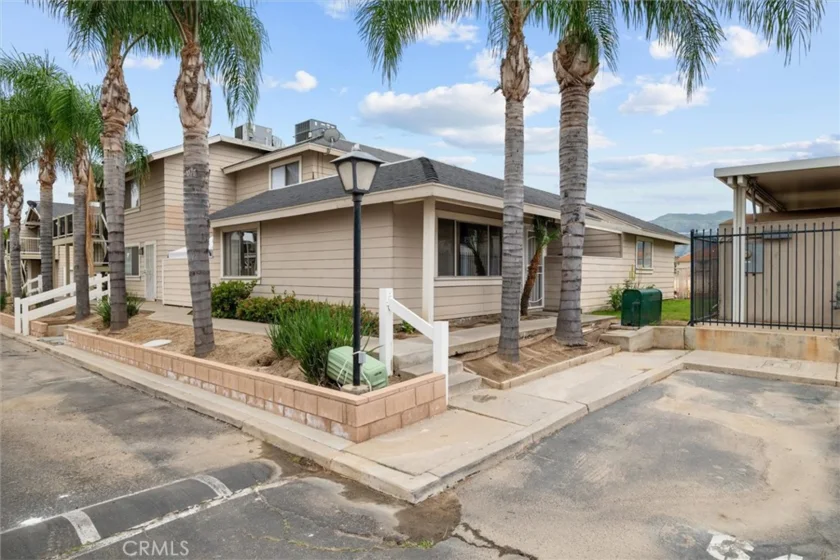 655 Walnut photo 1