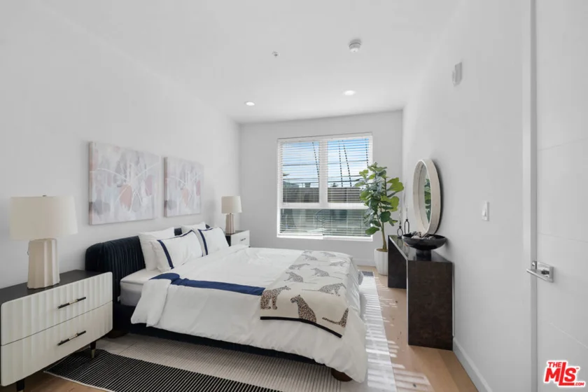 105 S Mariposa Avenue #204 photo 35